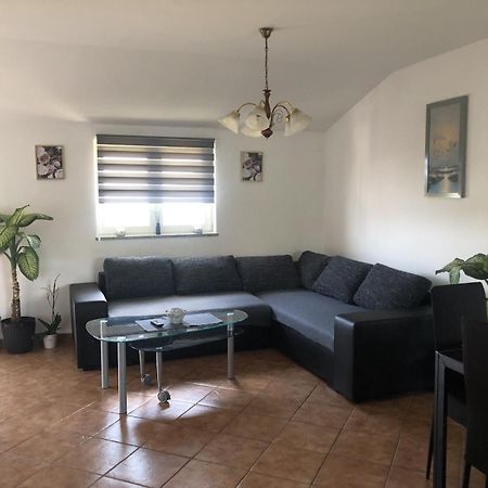 Apartman Sara 로비니 외부 사진