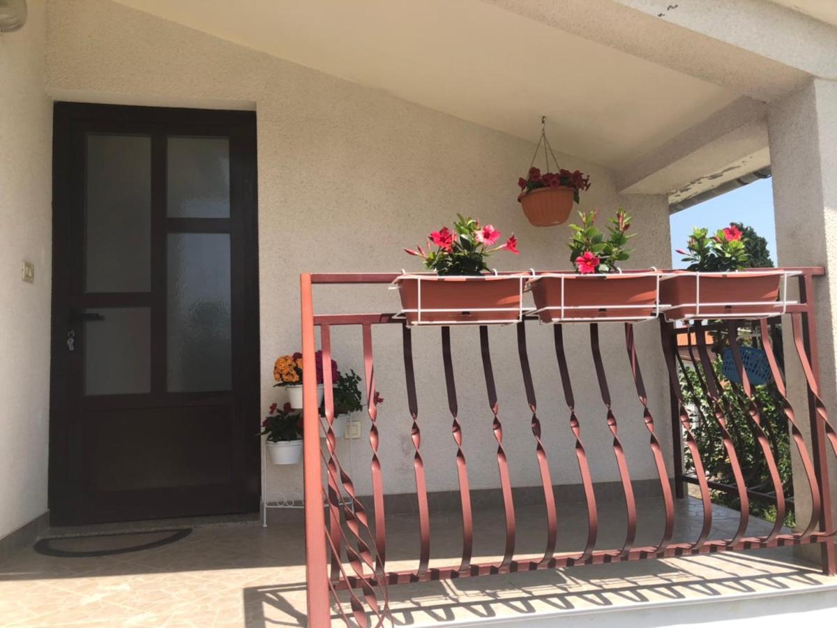 Apartman Sara 로비니 외부 사진